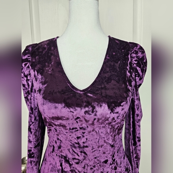 And Now This Womens Puff-Shoulder Crushed Velvet V-neck Thong Bodysuit PURPLE XS - Picture 3 of 8